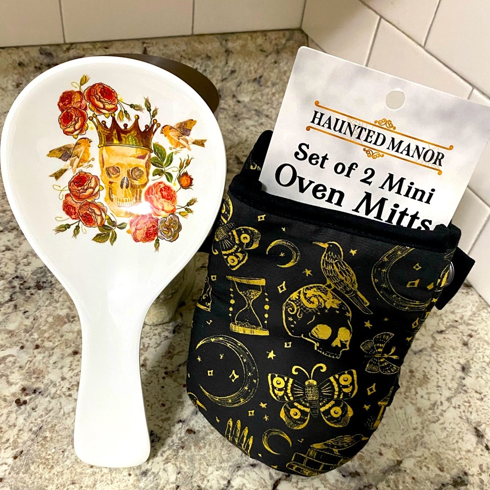 Skull kitchen 3 piece set oven mitts & spoon rest